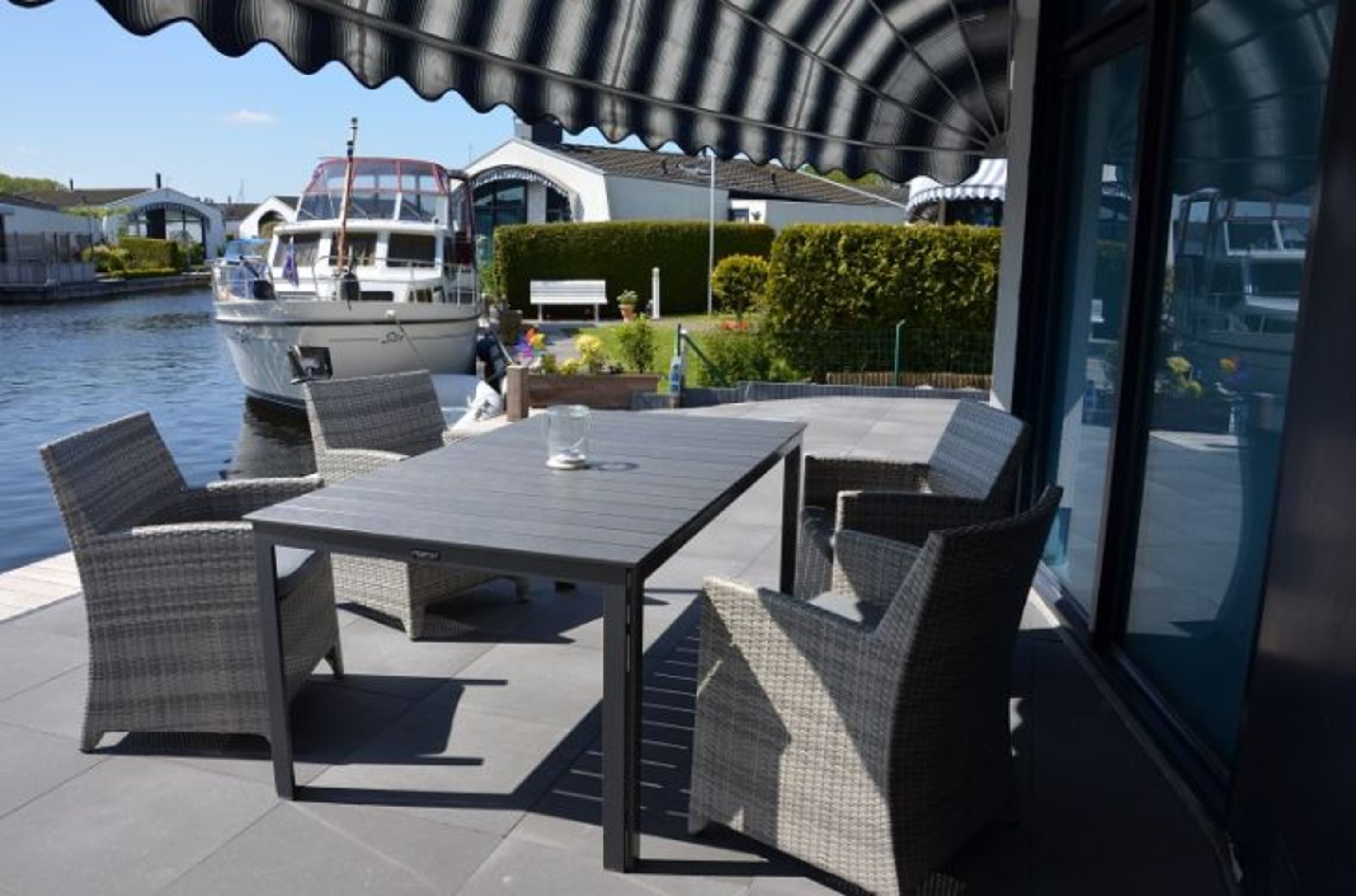 Terrasse mit Bootsanleger