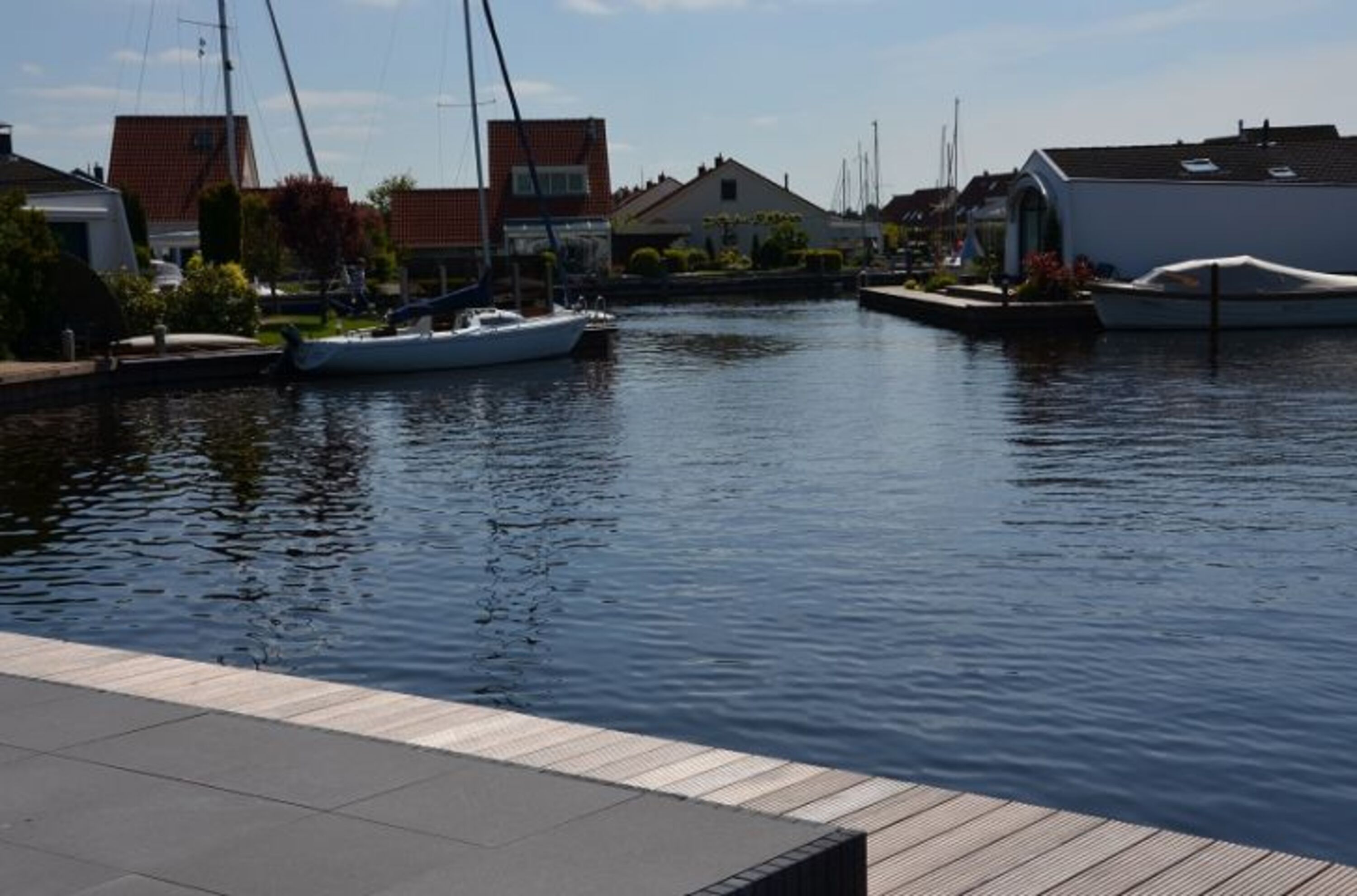 Sich auf Wasser von der Terrasse