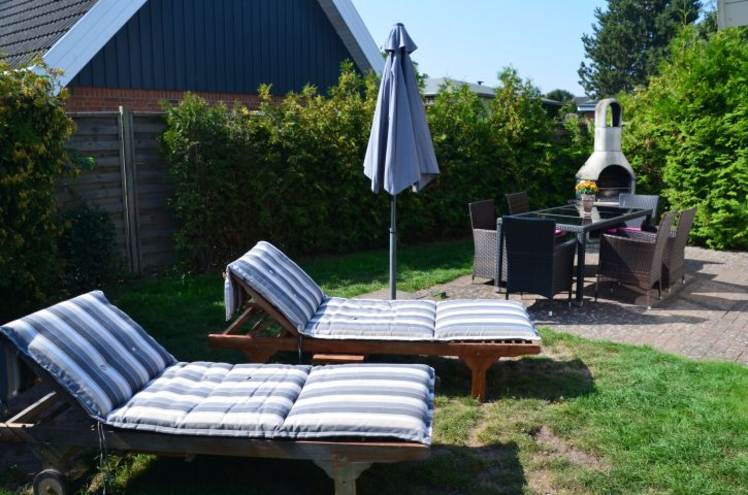 Garten mit Sonnenliegen