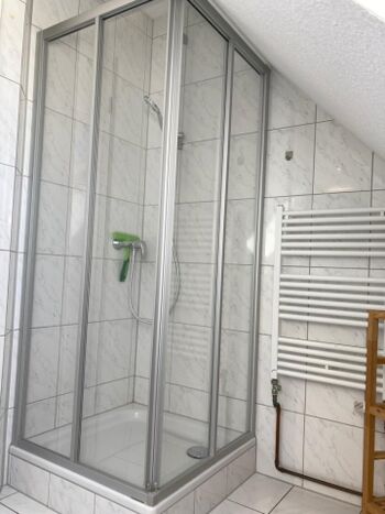 Dusche im Bad im OG