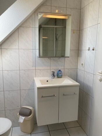 Badezimmer mit Dusche im OG