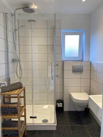 Badezimmer mit Dusche und WC