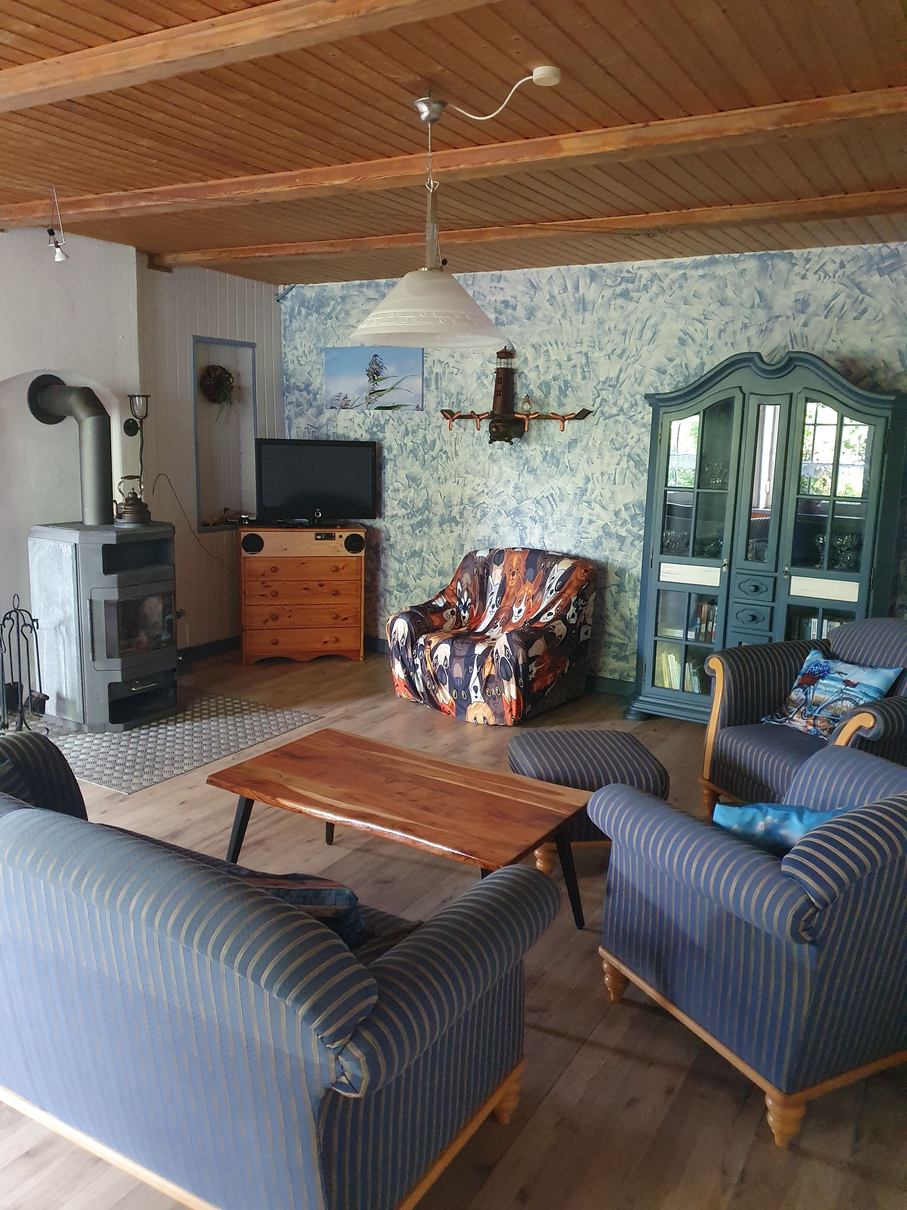 Wohnzimmer mit Kamin