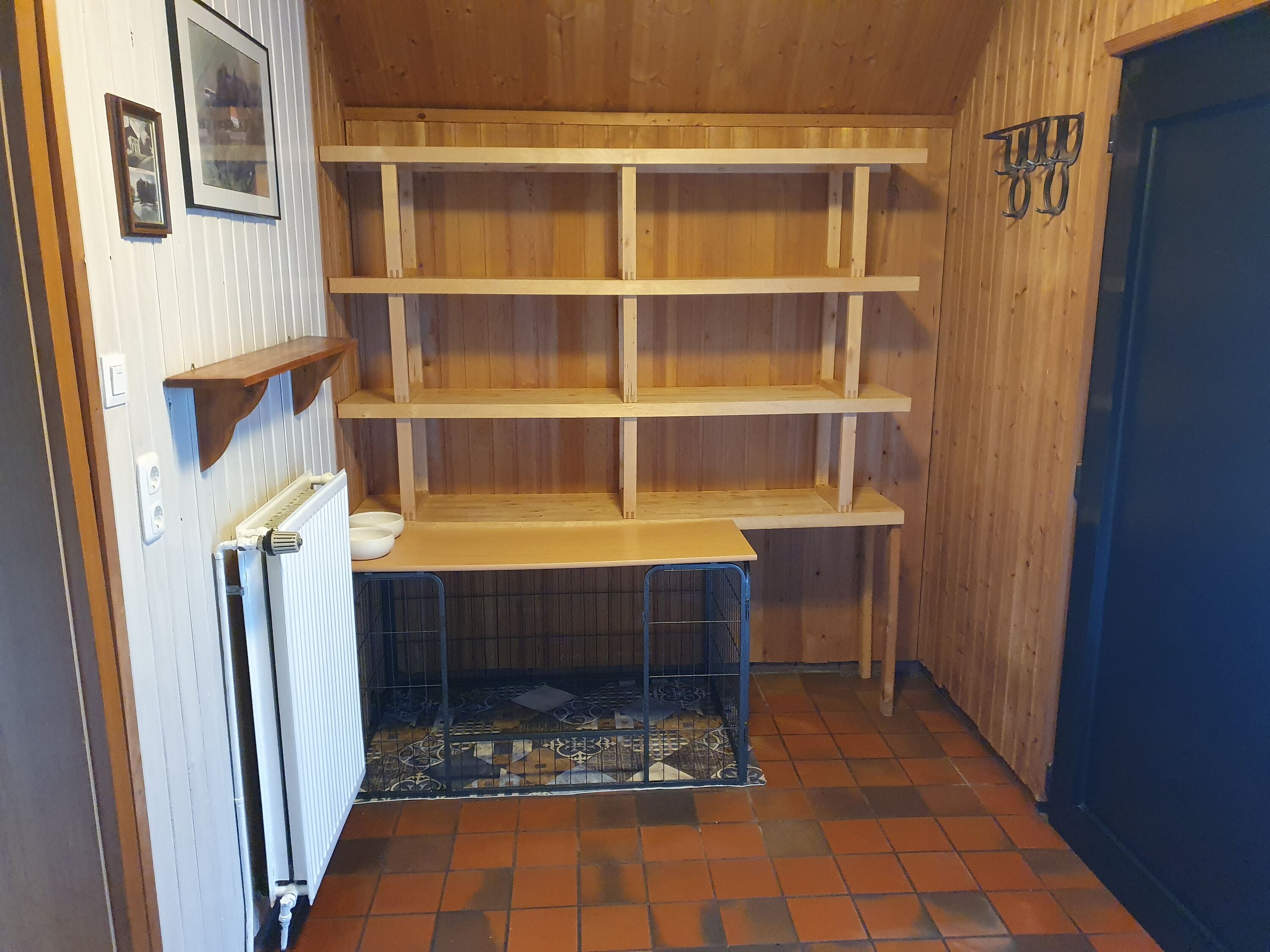 Der kleine Flur mit integrierter Hundebox