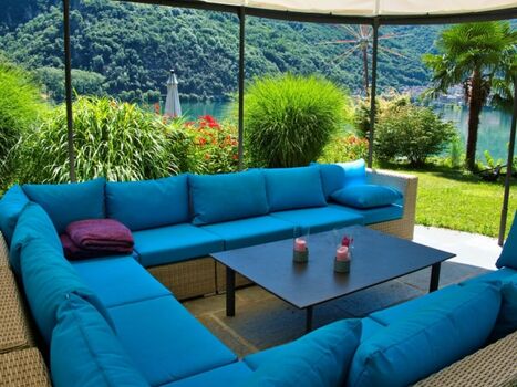 überdachter Pavillion mit Seeblick