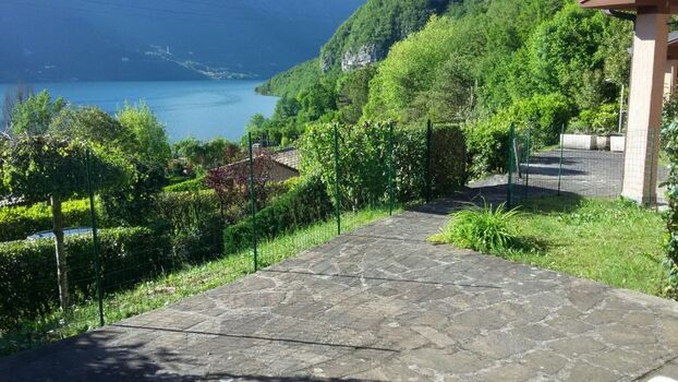 von der Terrasse haben Sie einen schönen Blick zum See