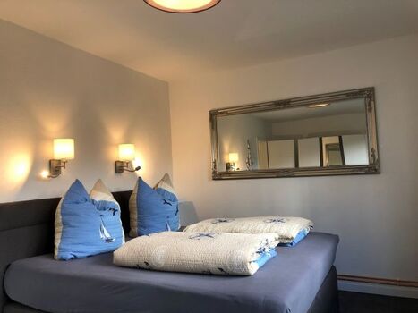 Schlafzimmer mit Boxspringbett