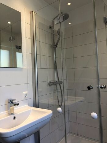 Bad mit Dusche und Sauna