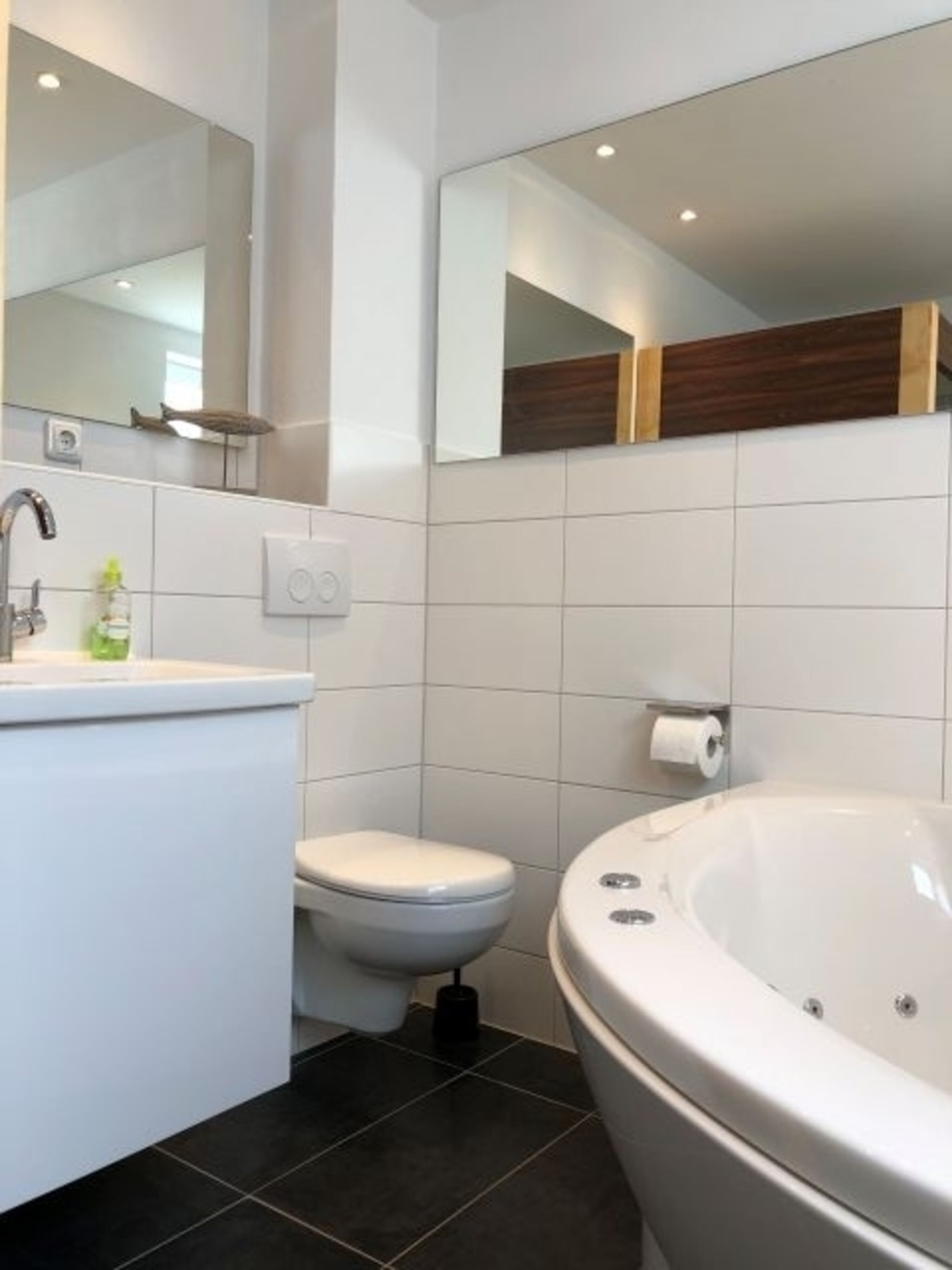Bad mit Whirlwann und finnischer Sauna