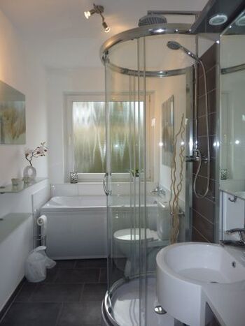 großes Badezimmer mit Whirlwanne