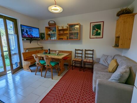 Wohn/ Esszimmer mit Ausgang in den Garten