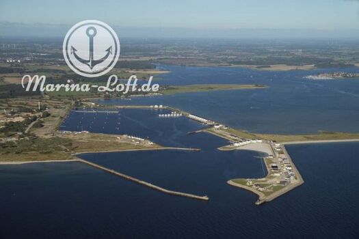 Direkt an der rechten Spitze wurde das Haus gebaut (der Hundestrand ist links vom Hafen)