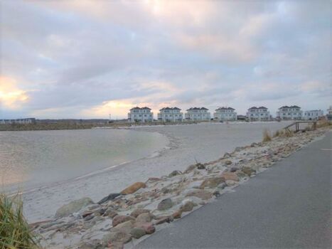 Der nächste Strand ist nur 300m entfernt (der grosse Hundestrand ist südlich vom Hafen)