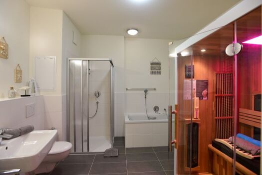 Unser schönes Wellnessbad mit Whirlpool, Sauna, IR Sauna und Dusche