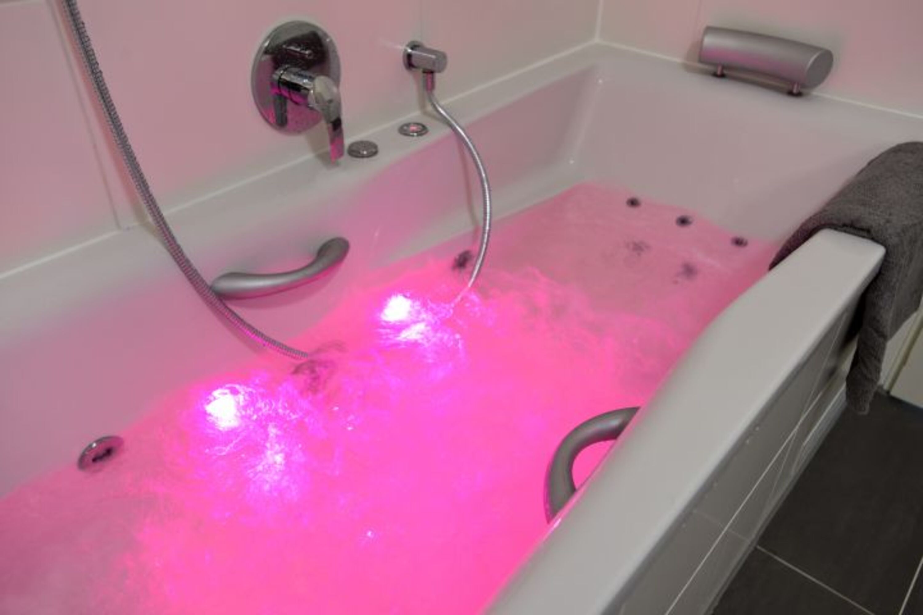 Unser Whirlpool mit Farbtherapie