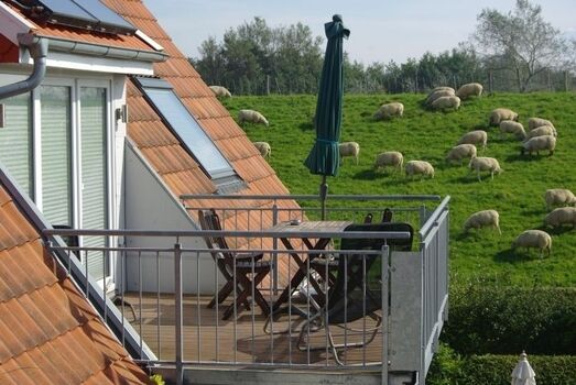 Loggia mit Blick auf den Deich