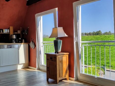 bodentiefe Fenster mit Blick auf den Deich