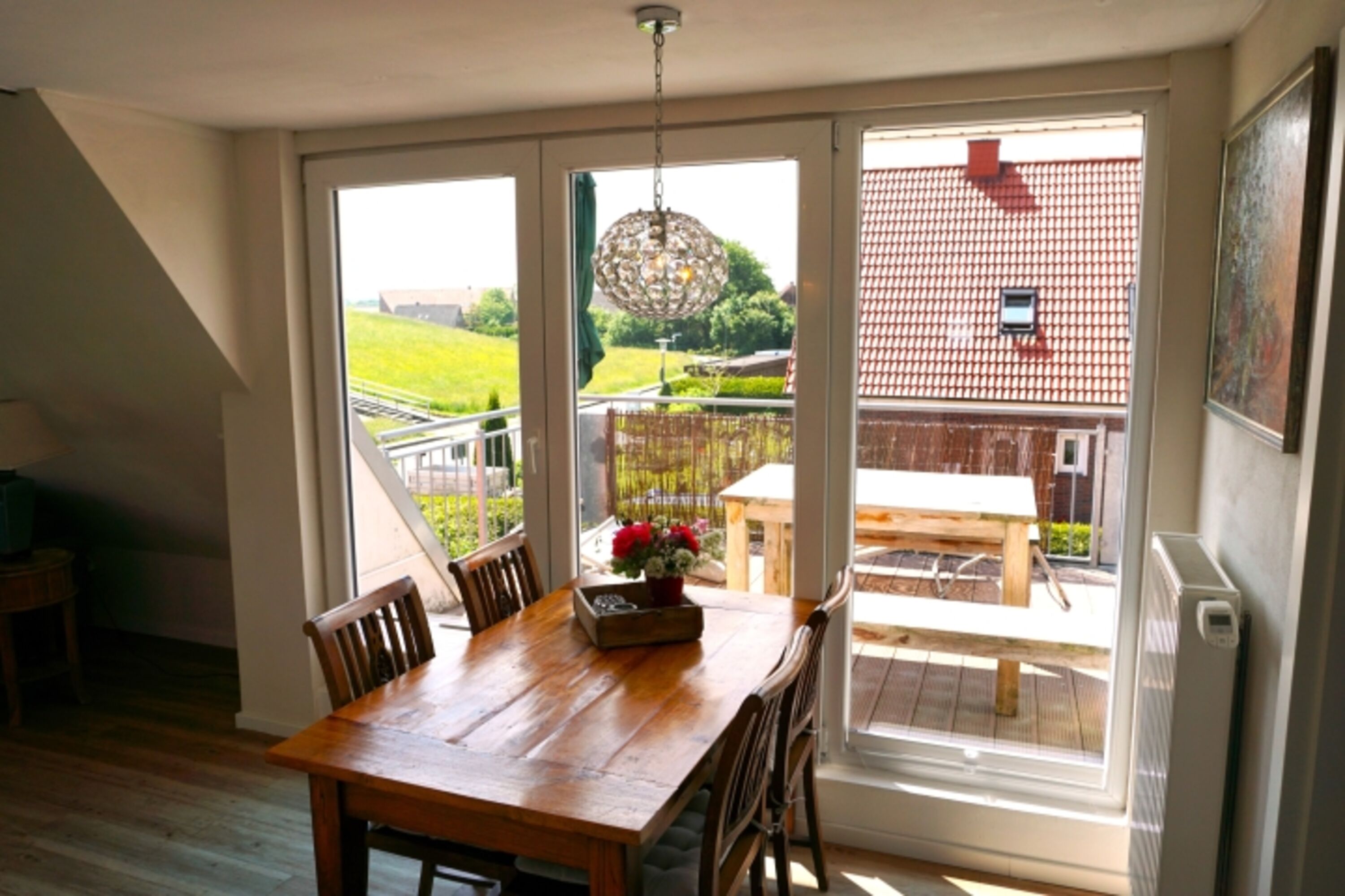 Esstisch und Balkon