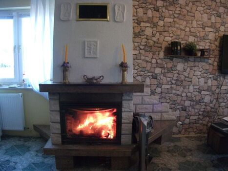 Wohnzimmer mit Kamin