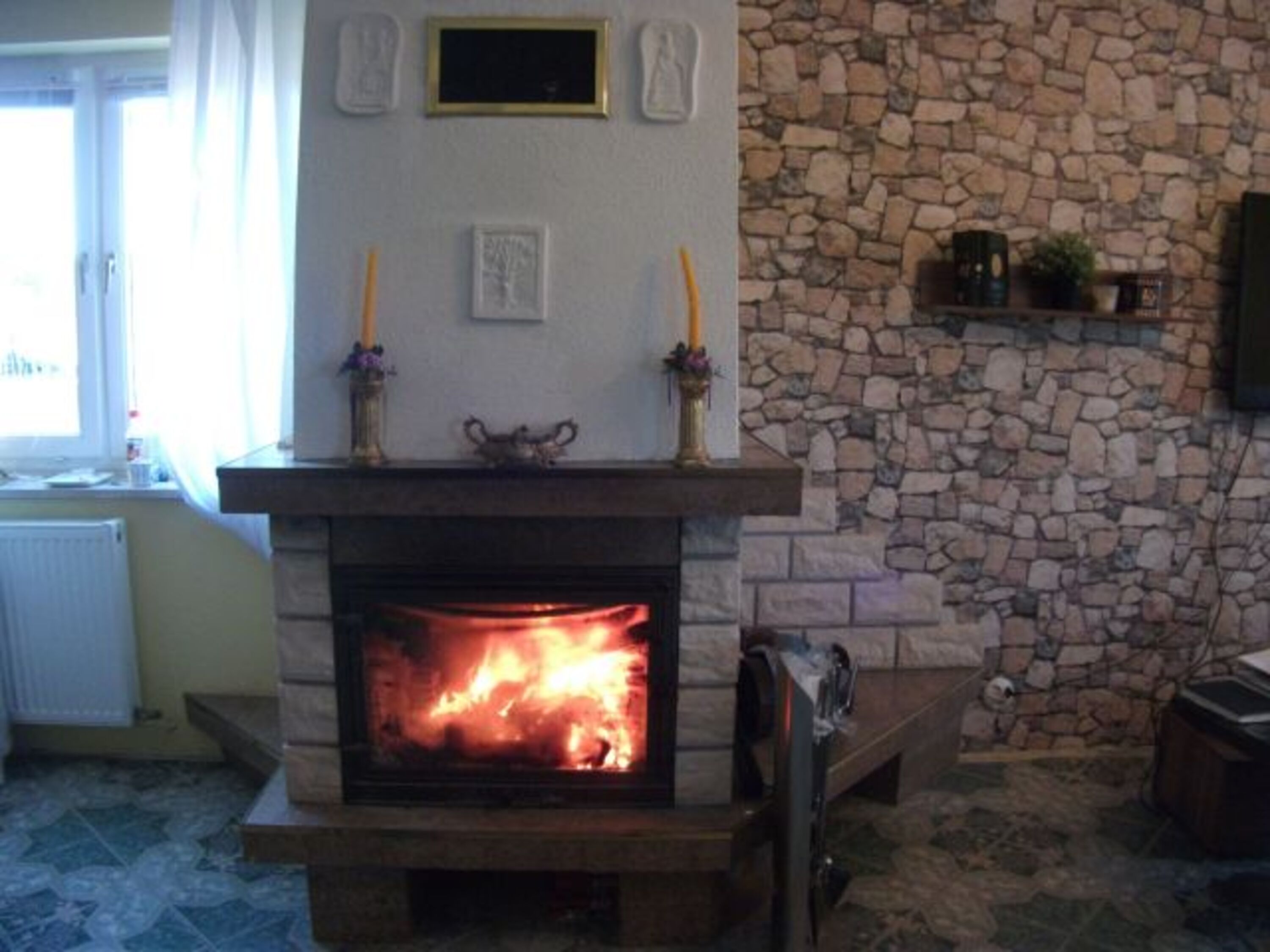 Wohnzimmer mit Kamin
