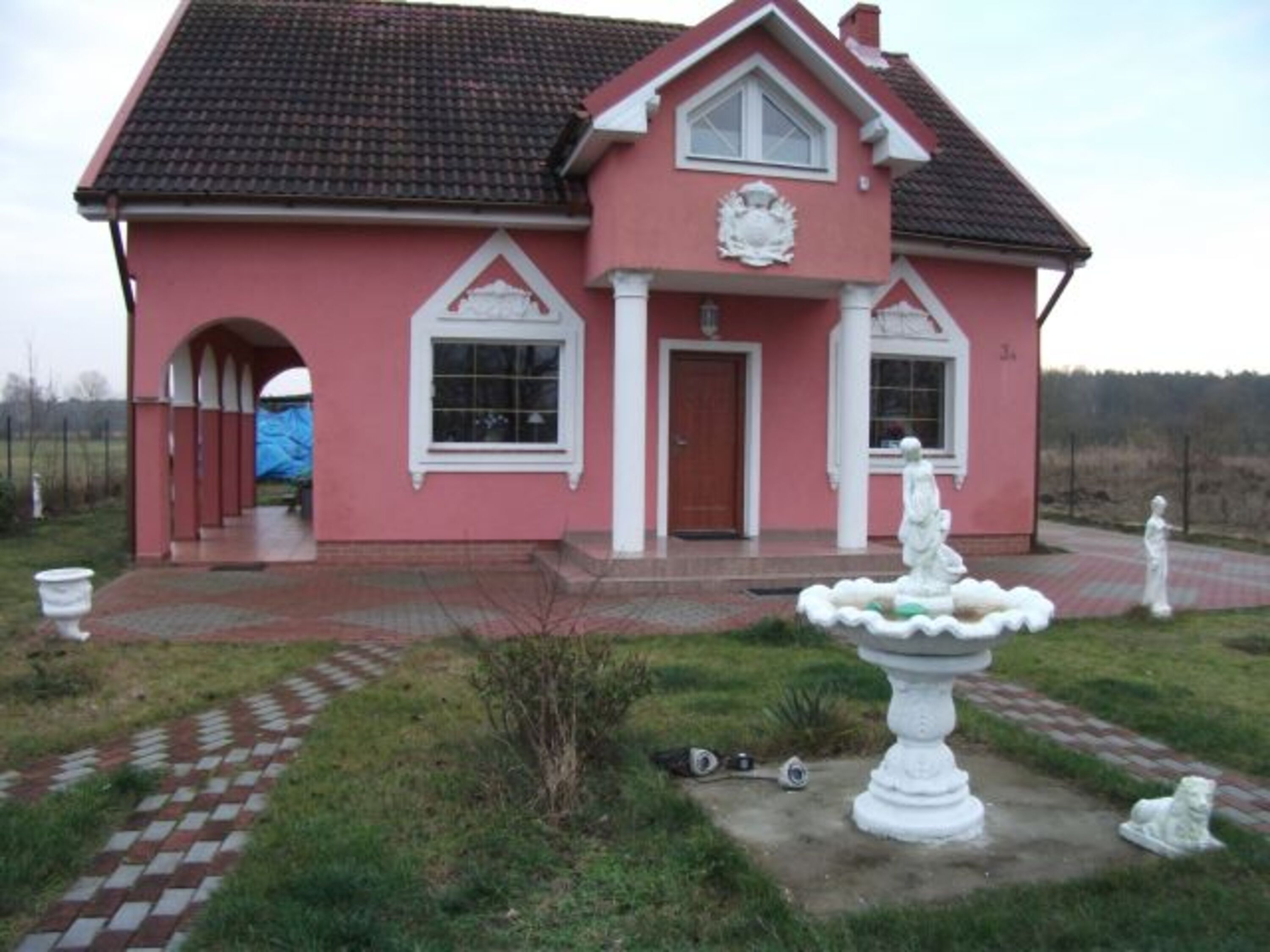 Rosarotes Ferienhaus Frontseite