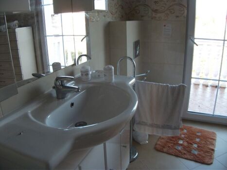 Badezimmer OG mit Ausgang zum Balkon