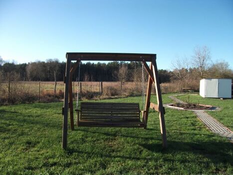 Holzhollywoodschaukel im Garten