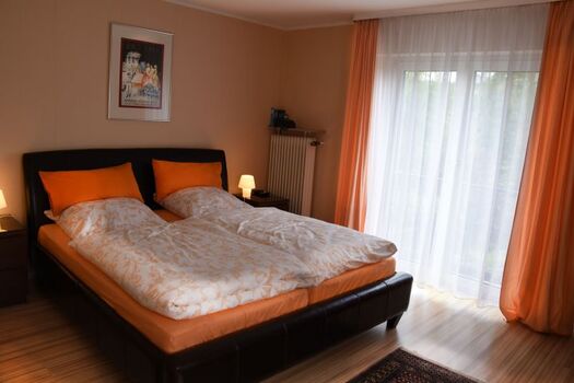 Schlafzimmer 1