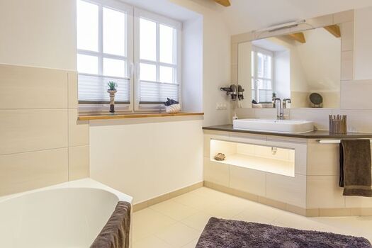 Badezimmer mit Badewanne im Obergeschoss