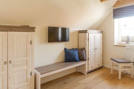 Schlafzimmer im Obergeschoss mit Flat TV