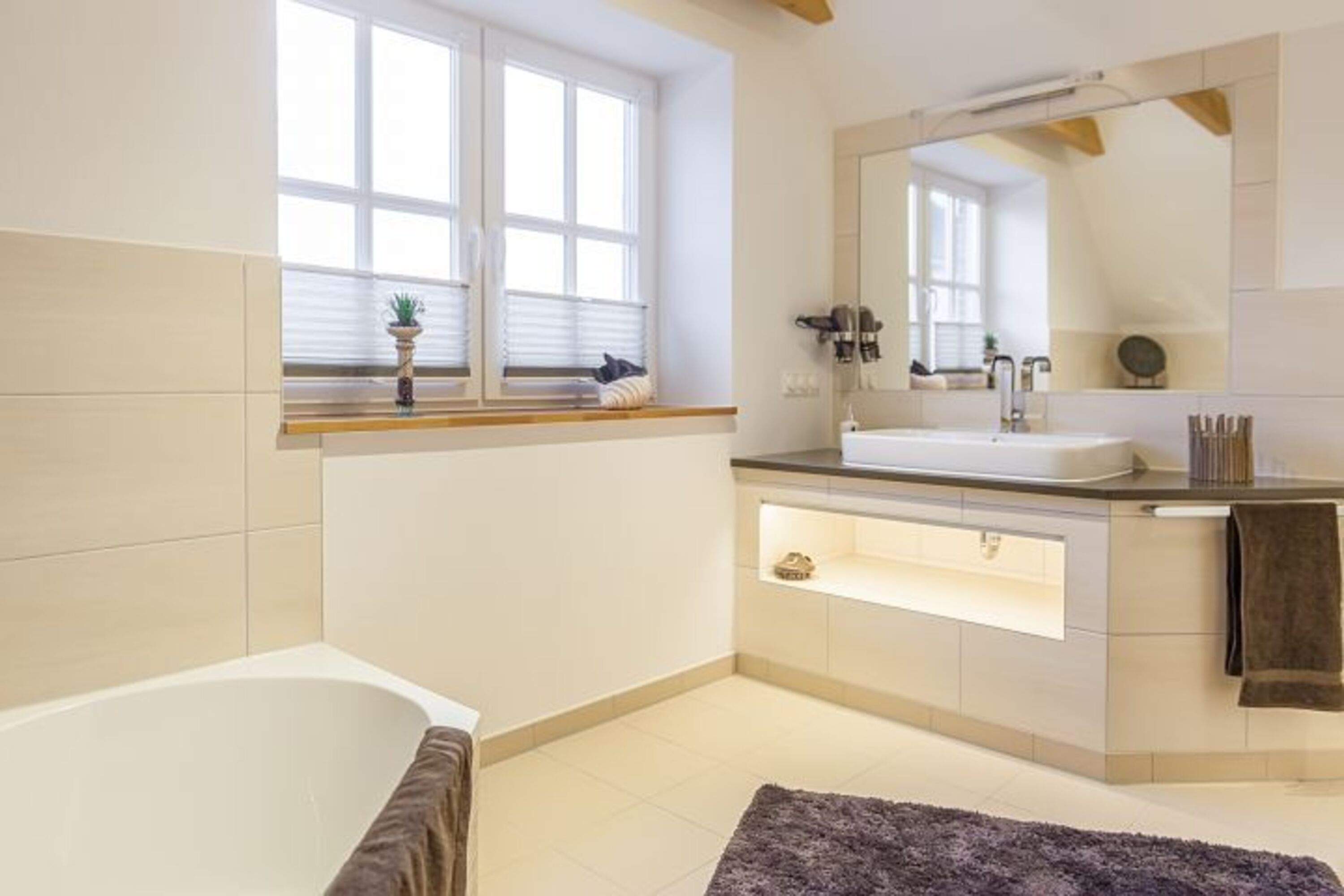 Badezimmer mit Badewanne im Obergeschoss