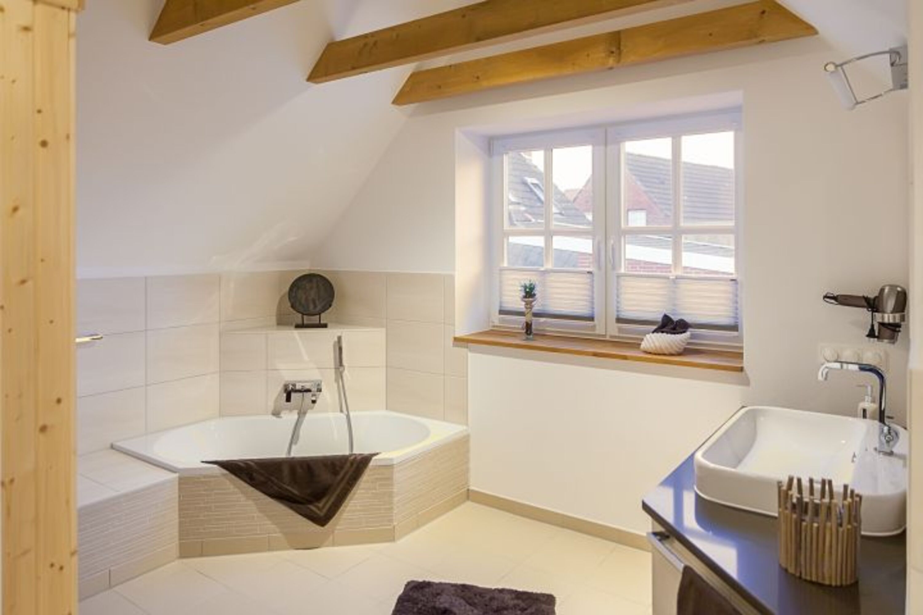 Badezimmer mit Badewanne im Obergeschoss