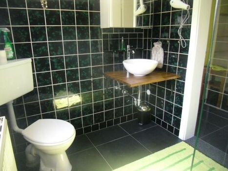 Bad mit ebenerdiger Dusche und interessantem Design