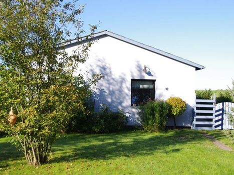 Ferienhaus Bullerby vorne mit neu gestrichener Pforte