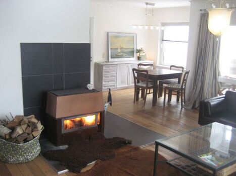 Gemütliches Wohn- und Esszimmer mit Kamin 