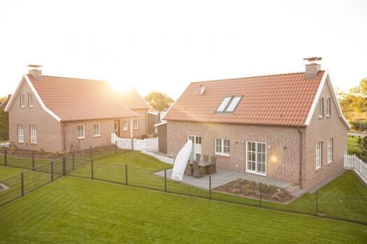 Häuser Pit (vorne) und Claas