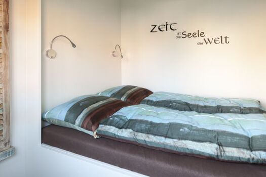 Schlafzimmer im Erdgeschoss mit Alkovenbett