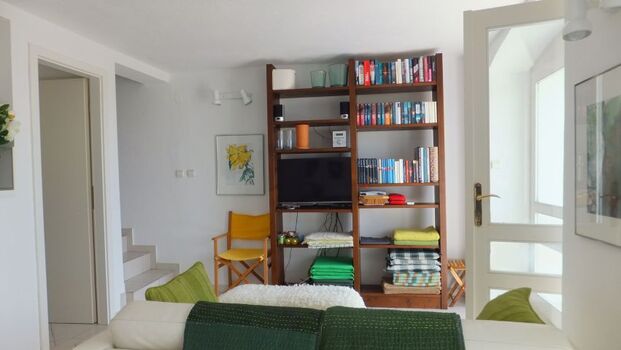 Wohnraum mit Urlaubsbibliothek