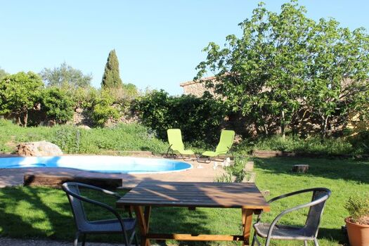 Umzäunter Garten mit kleinem Pool