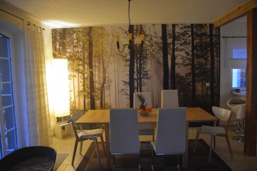 Essbereich mit Wandbild