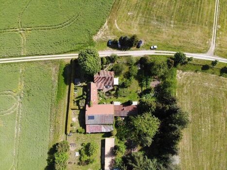 Hof von oben in seiner Alleinlage