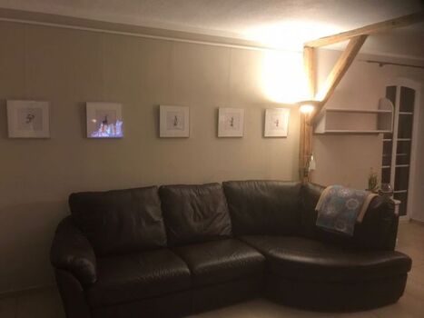 Wohnbereich mit selbst gestalteten Bildern