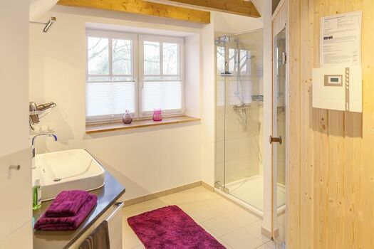 Badezimmer im Obergeschoss mit Sauna