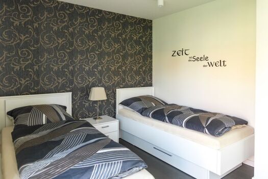 Schlafzimmer im Erdgeschoss mit Zugang zur Terrasse