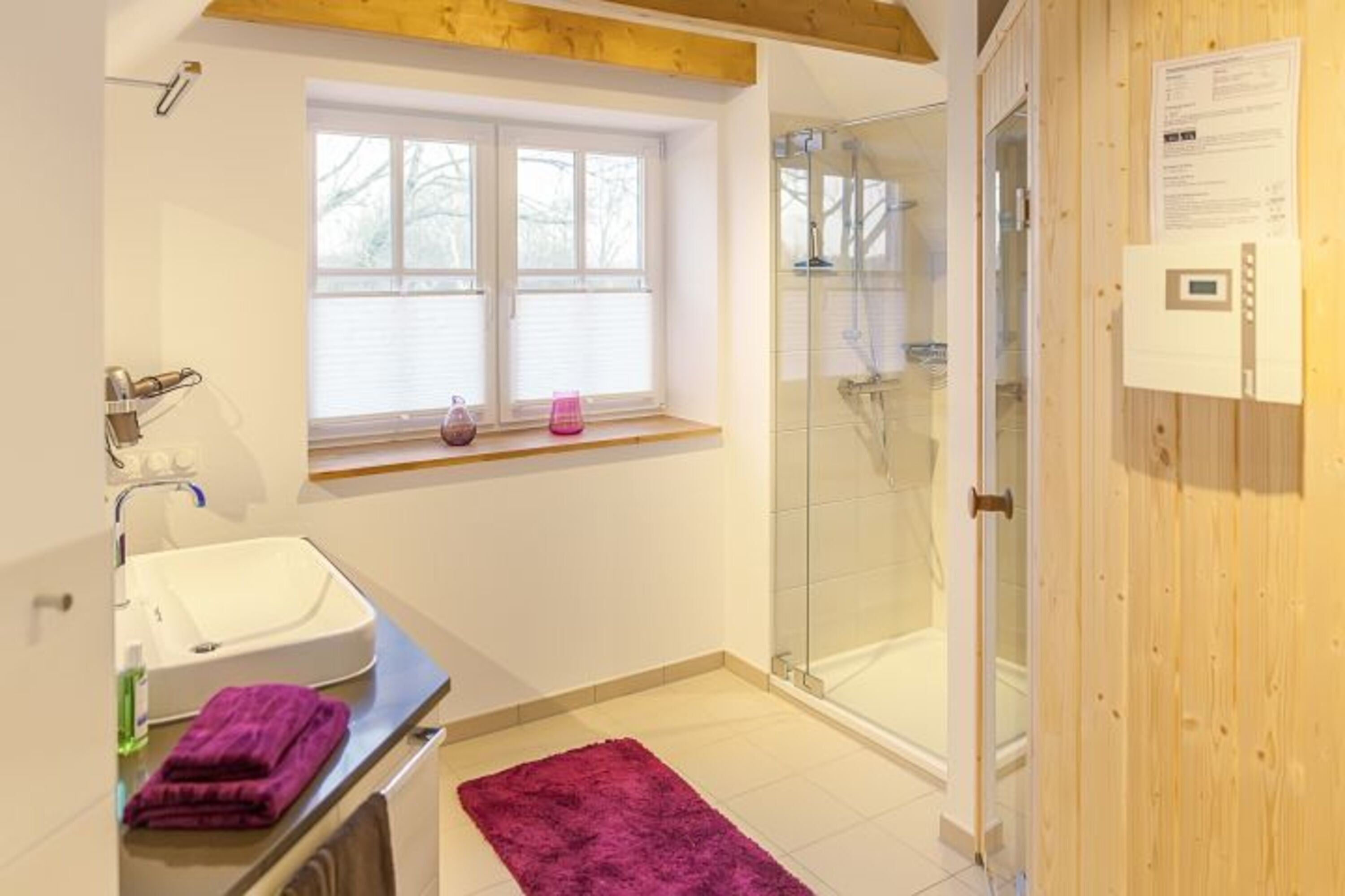 Badezimmer im Obergeschoss mit Sauna