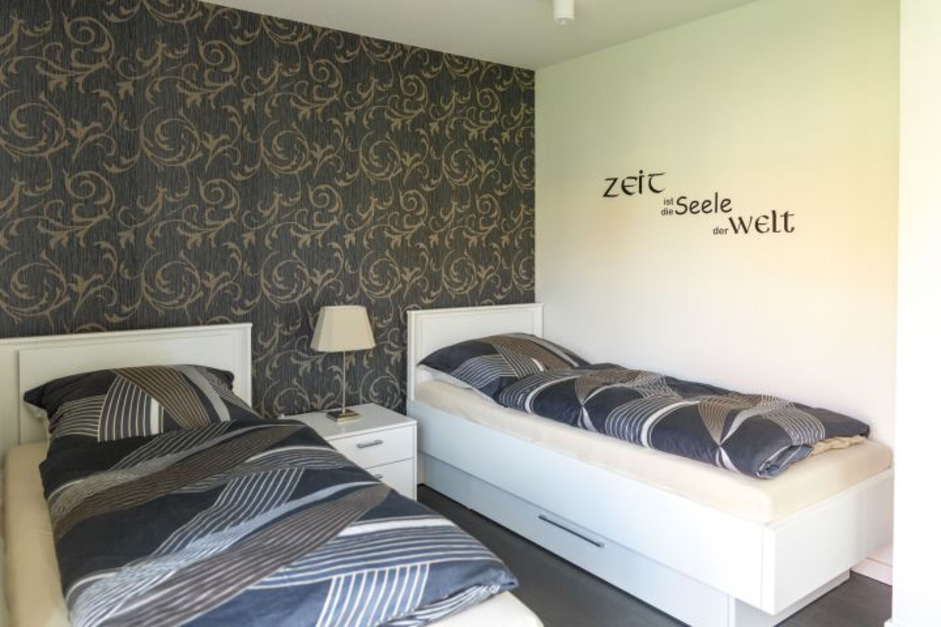 Schlafzimmer im Erdgeschoss mit Zugang zur Terrasse