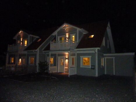 Haus Ronja bei Nacht