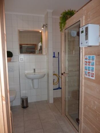 Bad EG mit Sauna und Regendusche