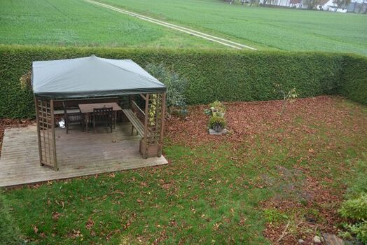 überdachter Sitzbereich im Garten