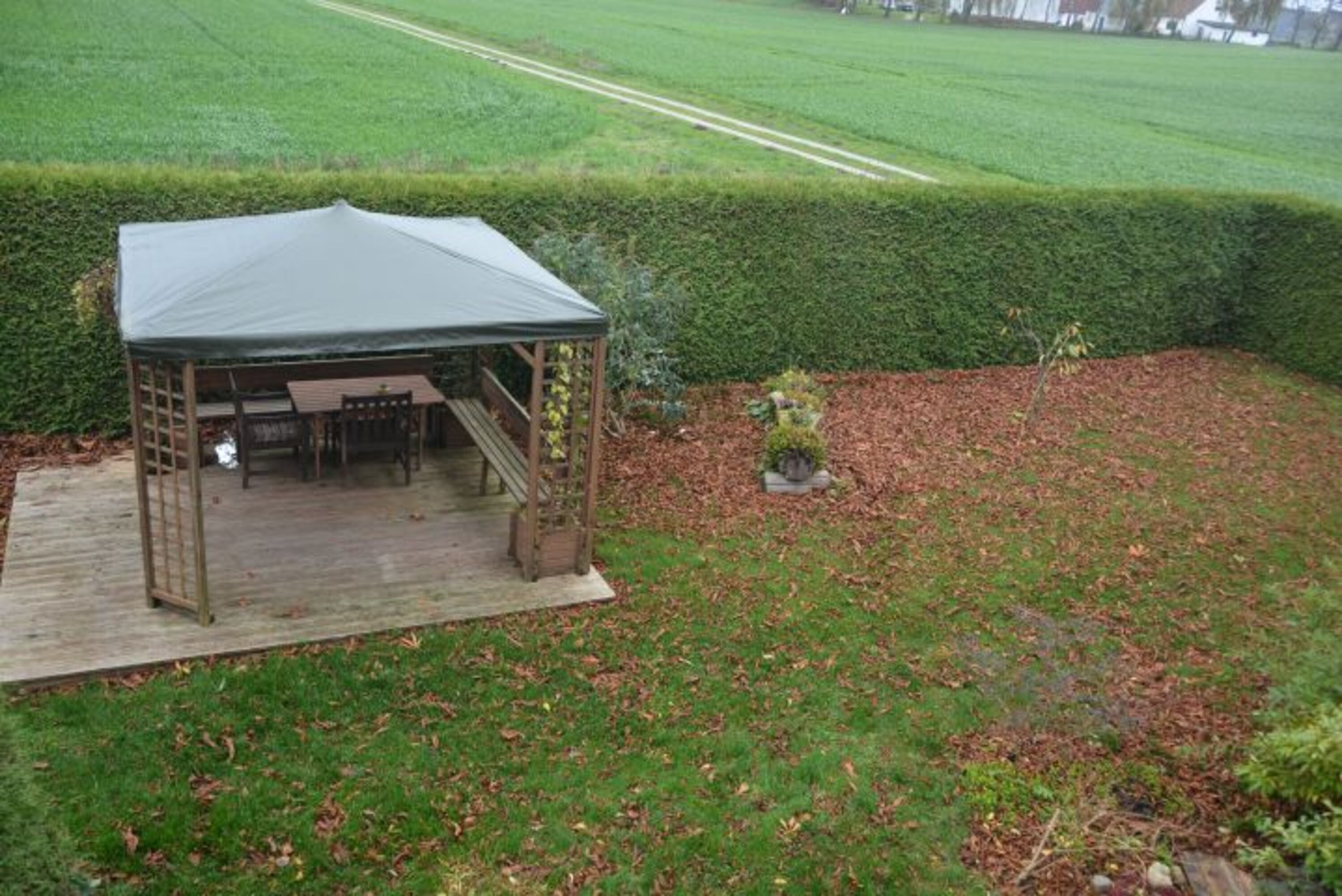 überdachter Sitzbereich im Garten